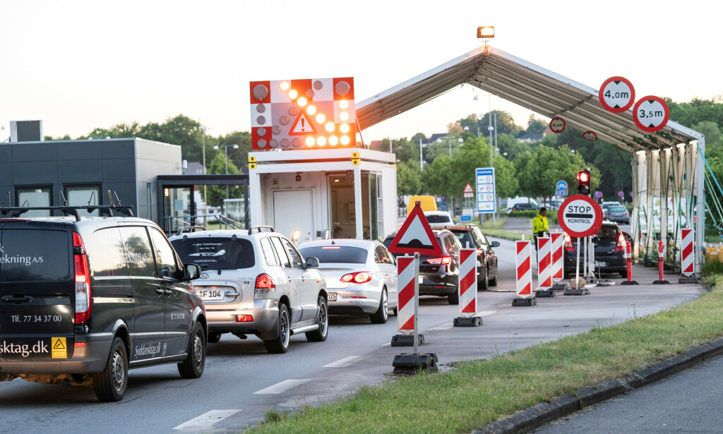 KØ: Det meldes om syv til åtte kilometers kø ved grenseovergangen fra Tyskland i Frøslev mandag morgen. Foto: Reuters / NTB scanpix KØ: Det meldes om syv til åtte kilometers kø ved grenseovergangen fra Tyskland i Frøslev mandag morgen. Foto: Reuters / NTB scanpix