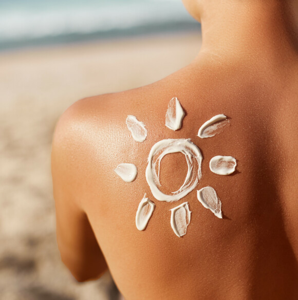 HUSK SOLBESKYTTELSE: Solkrem er viktig året rundt, men spesielt nå som sommeren er her og solen stråler så lenge om dagen. Foto: NTB Scanpix HUSK SOLBESKYTTELSE: Solkrem er viktig året rundt, men spesielt nå som sommeren er her og solen stråler så lenge om dagen. Foto: NTB Scanpix