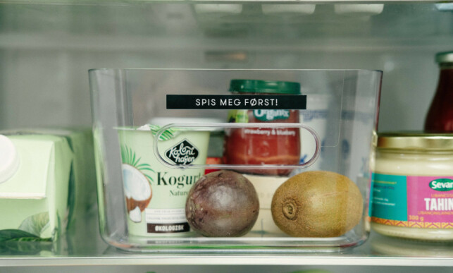 SPIS MEG FØRST: Merking av boksene kan føre til mindre matsvinn. Foto: KOLONIAL SPIS MEG FØRST: Merking av boksene kan føre til mindre matsvinn. Foto: KOLONIAL