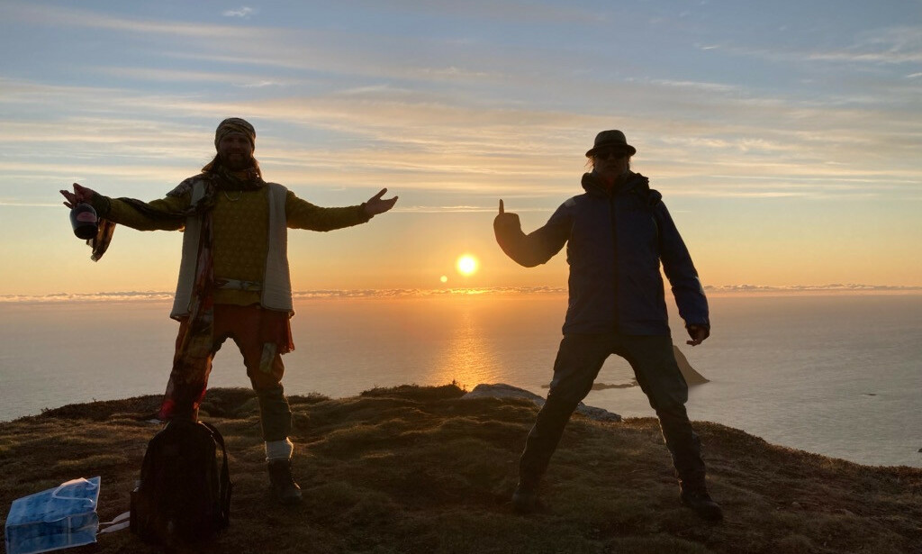 MIDNATTSSOL: - Vakrere sted enn Bleik på Andøya finner du ikke, sier Alex Rosen, her sammen med Aune Sand. Foto: TV 2 MIDNATTSSOL: - Vakrere sted enn Bleik på Andøya finner du ikke, sier Alex Rosen, her sammen med Aune Sand. Foto: TV 2