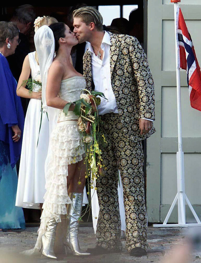 KLINTE TIL: Her er Lene Nystrøm og Søren Rasted avbildet utenfor kirken i 2001. Foto: NTB Scanpix KLINTE TIL: Her er Lene Nystrøm og Søren Rasted avbildet utenfor kirken i 2001. Foto: NTB Scanpix