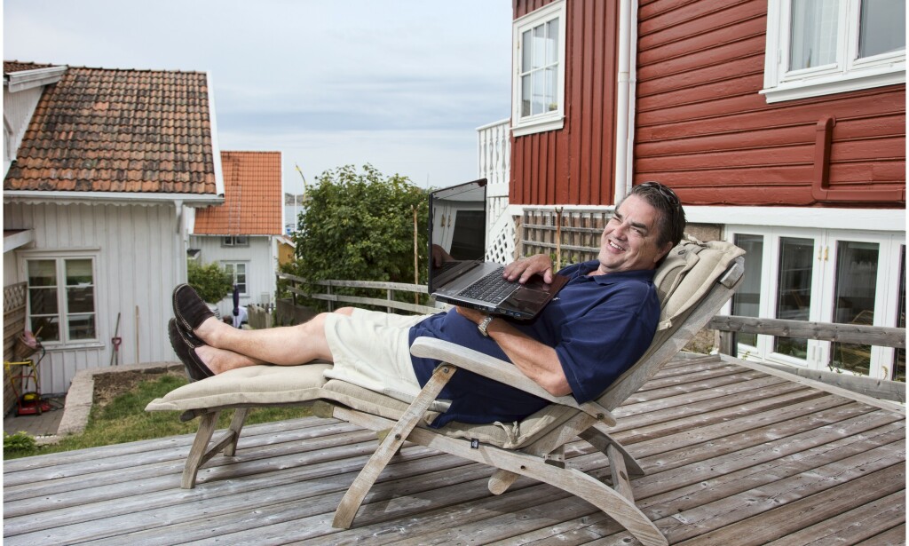 FERIEHUS: Alf Tande-Petersen på sitt idylliske hus i Fjällbacka, som ligger på vestkysten av Sverige. Bildet er tatt ved en tidligere anledning. Foto: Se og Hør. FERIEHUS: Alf Tande-Petersen på sitt idylliske hus i Fjällbacka, som ligger på vestkysten av Sverige. Bildet er tatt ved en tidligere anledning. Foto: Se og Hør.