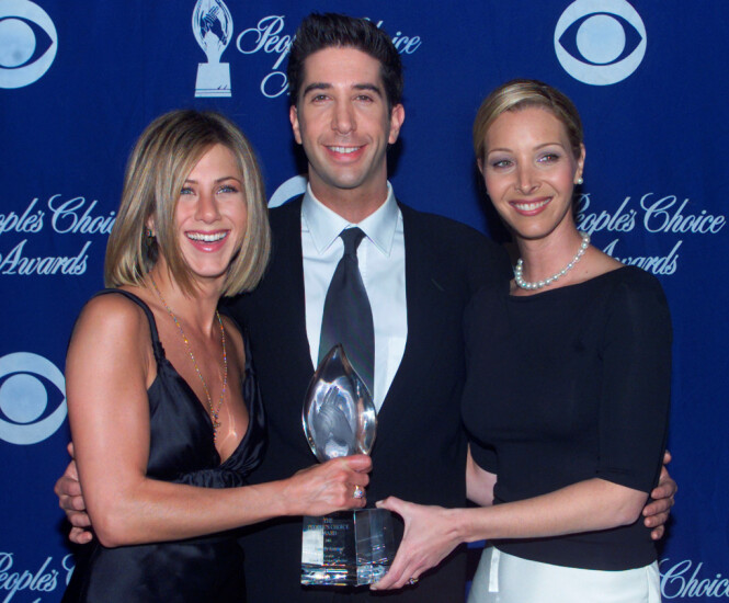 PRISVINNENDE: Jennifer Aniston, David Schwimmer og Lisa Kudrow holder prisen «Friends» vant under People's Choice Awards i 2001, i kategorien «Favorite Television Comedy Series». Foto: NTB scanpix PRISVINNENDE: Jennifer Aniston, David Schwimmer og Lisa Kudrow holder prisen «Friends» vant under People's Choice Awards i 2001, i kategorien «Favorite Television Comedy Series». Foto: NTB scanpix