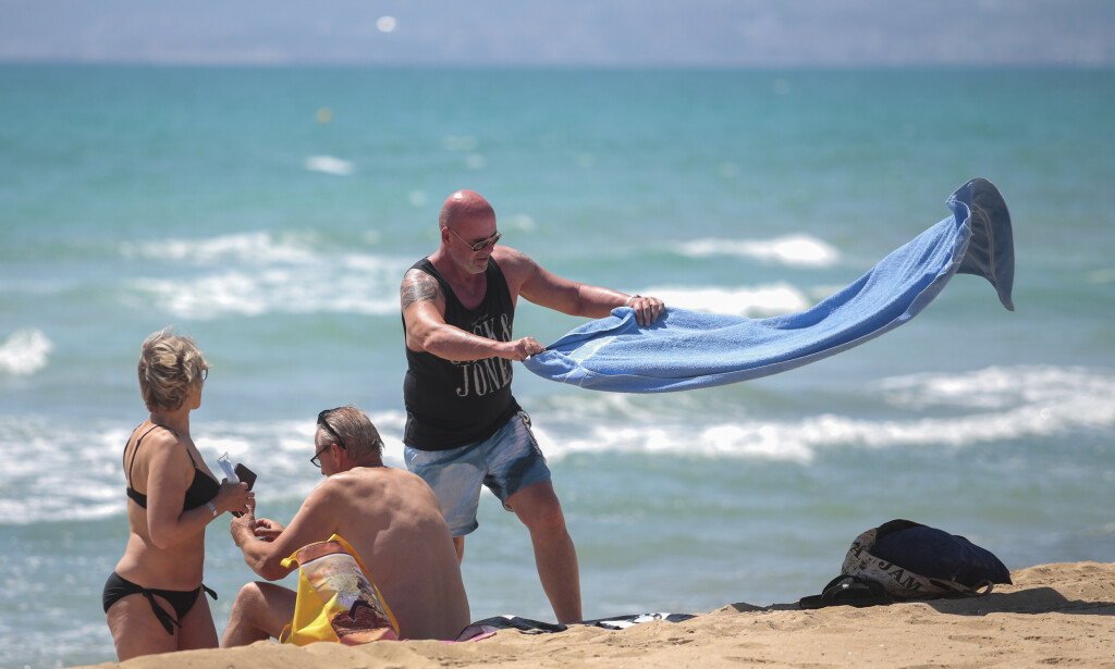 STRANDLIV: Tyske turister slenger seg ned på stranda i Palma de Mallorca i Spania mandag. Foto: Joan Mateu / AP / NTB Scanpix STRANDLIV: Tyske turister slenger seg ned på stranda i Palma de Mallorca i Spania mandag. Foto: Joan Mateu / AP / NTB Scanpix