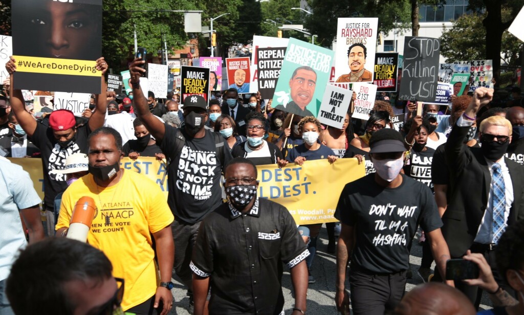 PROTESTER: Lørdag var store protester i Atlanta som følge av dødsfallet. Foto: AFP / NTB scanpix PROTESTER: Lørdag var store protester i Atlanta som følge av dødsfallet. Foto: AFP / NTB scanpix
