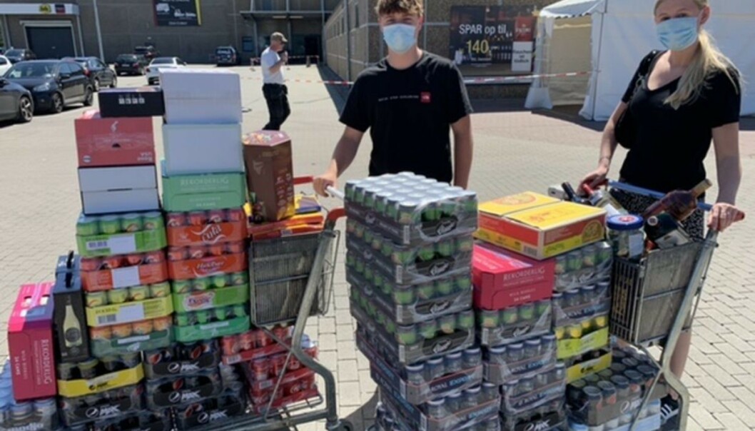 BRUKTE 6000 KRONER: Kjæresteparet Marcus Bisgaard og Nicoline Richter handlet mye drikkevarer i Tyskland. Foto: Jens Anton Havskov Hansen / B.T. BRUKTE 6000 KRONER: Kjæresteparet Marcus Bisgaard og Nicoline Richter handlet mye drikkevarer i Tyskland. Foto: Jens Anton Havskov Hansen / B.T.