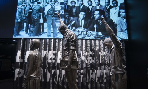 MINNET: En nydelig statue av de tre på plass i Smithsonian Museum i Washingthon. Det er noen slike stauter i USA uten Peter Norman. Den glippen skjer neppe igjen. FOTO:AFP/Preston Keres MINNET: En nydelig statue av de tre på plass i Smithsonian Museum i Washingthon. Det er noen slike stauter i USA uten Peter Norman. Den glippen skjer neppe igjen. FOTO:AFP/Preston Keres