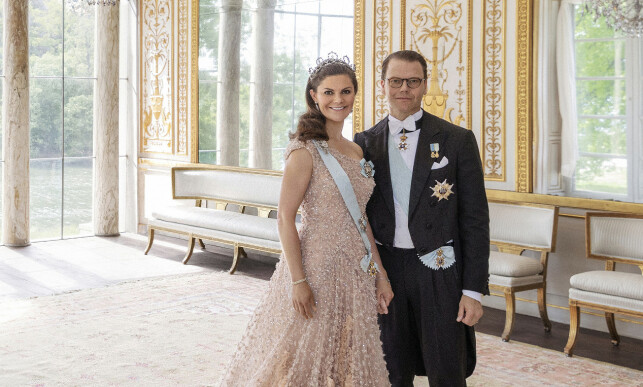 UTSLÅTT HÅR: Det er ikke ofte man ser kronprinsesse Victoria med utslått hår. På de ferske bildene har hun riktignok slått ut håret. Her med ektemannen prins Daniel. Foto: Elisabeth Toll / Det svenske kongehuset UTSLÅTT HÅR: Det er ikke ofte man ser kronprinsesse Victoria med utslått hår. På de ferske bildene har hun riktignok slått ut håret. Her med ektemannen prins Daniel. Foto: Elisabeth Toll / Det svenske kongehuset