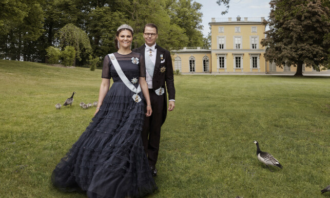 GIFT I TI ÅR: 19. juni har kronprinsesse Victoria og prins Daniel vært gift i ti år, noe som feires med nye portretter av ekteparet. Foto: Elisabeth Toll / Det svenske kongehuset GIFT I TI ÅR: 19. juni har kronprinsesse Victoria og prins Daniel vært gift i ti år, noe som feires med nye portretter av ekteparet. Foto: Elisabeth Toll / Det svenske kongehuset