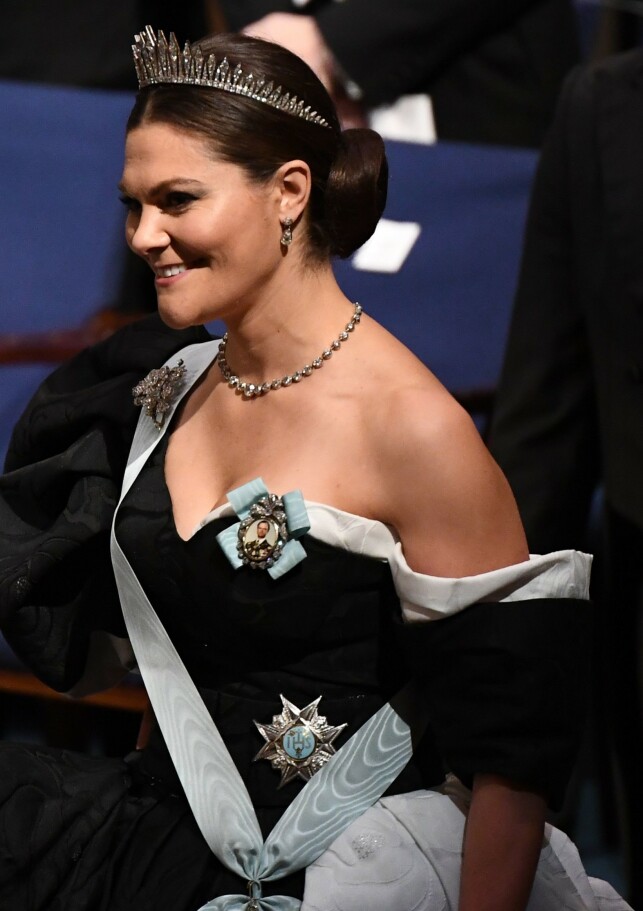 OPPSATT: Det er slik vi er vane med å se kronprinsessa - med en oppsatt knute i nakken. Dette er fra Nobelpris-utdelinga i Stockholm i desember 2019. Foto: NTB Scanpix OPPSATT: Det er slik vi er vane med å se kronprinsessa - med en oppsatt knute i nakken. Dette er fra Nobelpris-utdelinga i Stockholm i desember 2019. Foto: NTB Scanpix