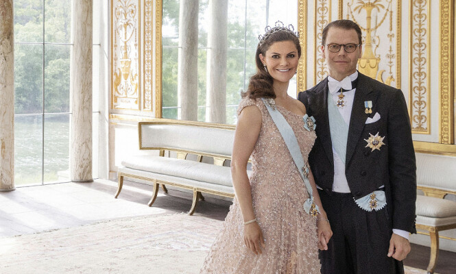 UTSLÅTT HÅR: Det er ikke ofte man ser kronprinsesse Victoria med utslått hår. På de ferske bildene har hun riktignok slått ut håret. Her med ektemannen prins Daniel. Foto: Elisabeth Toll / Det svenske kongehuset UTSLÅTT HÅR: Det er ikke ofte man ser kronprinsesse Victoria med utslått hår. På de ferske bildene har hun riktignok slått ut håret. Her med ektemannen prins Daniel. Foto: Elisabeth Toll / Det svenske kongehuset