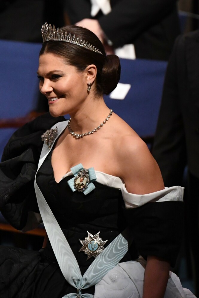 OPPSATT: Det er slik vi er vane med å se kronprinsessa - med en oppsatt knute i nakken. Dette er fra Nobelpris-utdelinga i Stockholm i desember 2019. Foto: NTB Scanpix OPPSATT: Det er slik vi er vane med å se kronprinsessa - med en oppsatt knute i nakken. Dette er fra Nobelpris-utdelinga i Stockholm i desember 2019. Foto: NTB Scanpix