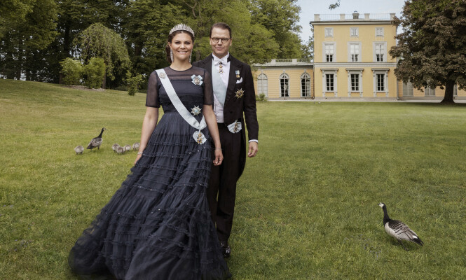 GIFT I TI ÅR: 19. juni har kronprinsesse Victoria og prins Daniel vært gift i ti år, noe som feires med nye portretter av ekteparet. Foto: Elisabeth Toll / Det svenske kongehuset GIFT I TI ÅR: 19. juni har kronprinsesse Victoria og prins Daniel vært gift i ti år, noe som feires med nye portretter av ekteparet. Foto: Elisabeth Toll / Det svenske kongehuset