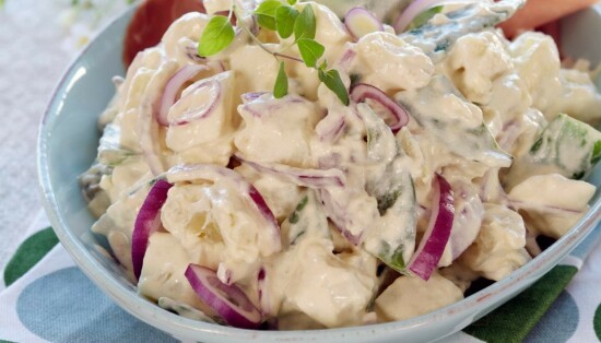 Potetsalat med sennep og mild karrismak (4 porsjoner) Potetsalat med sennep og mild karrismak (4 porsjoner)