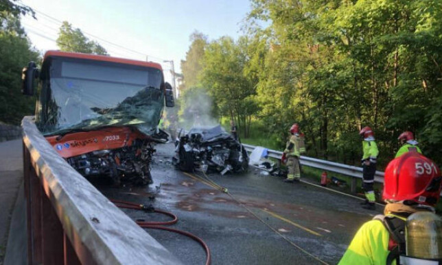 ULYKKE: Tre personer var involvert i en ulykke i Bergen tirsdag morgen. Foto: Fanaposten. ULYKKE: Tre personer var involvert i en ulykke i Bergen tirsdag morgen. Foto: Fanaposten.