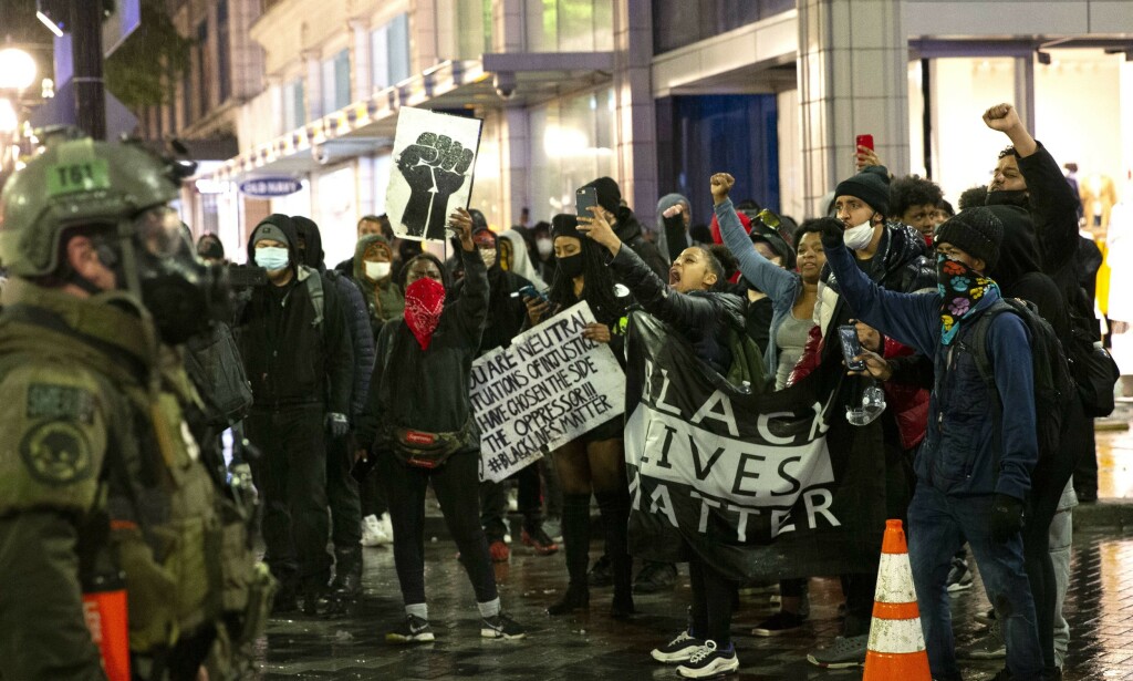 DEMONSTRASJON: Det var under demonstrasjonen i Seattle 30. mai, at gutten skal ha blitt peppersprayet. Helt siden George Floyd ble drept under en pågripelse har det vært heftige demonstrasjoner mot rasisme og politivold. Foto: AFP / NTB scanpix DEMONSTRASJON: Det var under demonstrasjonen i Seattle 30. mai, at gutten skal ha blitt peppersprayet. Helt siden George Floyd ble drept under en pågripelse har det vært heftige demonstrasjoner mot rasisme og politivold. Foto: AFP / NTB scanpix