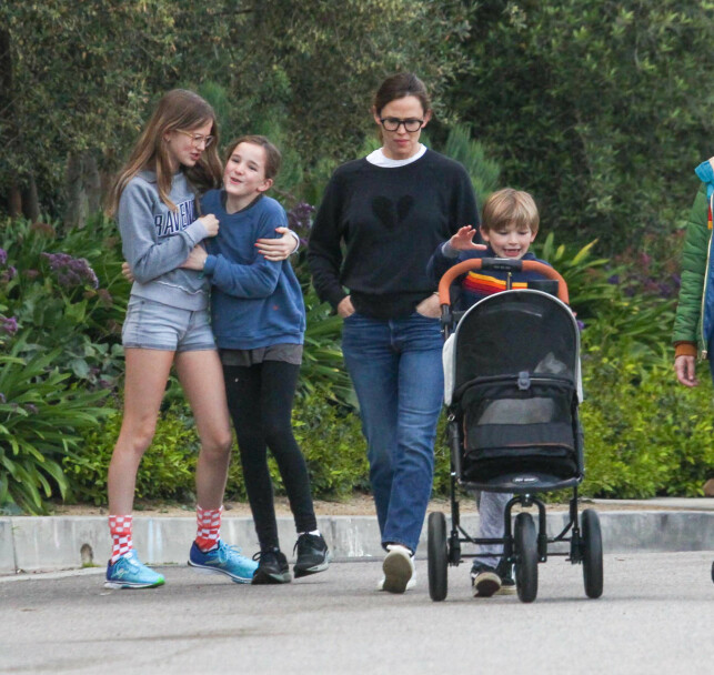 FORKLARER: Jennifer Garner har blitt fotografert på tur med katten sin flere ganger den siste tida. Foto: NTB Scanpix FORKLARER: Jennifer Garner har blitt fotografert på tur med katten sin flere ganger den siste tida. Foto: NTB Scanpix
