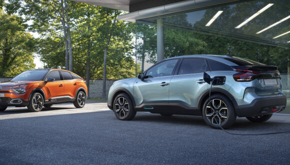 LADELUKEN: Som bildene viser, sitter den på venstra bakskjerm. Foto: Citroën LADELUKEN: Som bildene viser, sitter den på venstra bakskjerm. Foto: Citroën