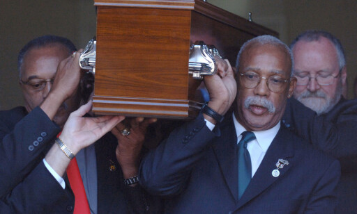 VENNENE BAR: Tommie Smith (til venstre) og John Carlos bærer kista til Peter Norman i 2006. Da var ringen sluttet for de tre som sjokkerte idrettsverdenen med sin politiske protest under Mexico-OL 1968. FOTO: AP. VENNENE BAR: Tommie Smith (til venstre) og John Carlos bærer kista til Peter Norman i 2006. Da var ringen sluttet for de tre som sjokkerte idrettsverdenen med sin politiske protest under Mexico-OL 1968. FOTO: AP.