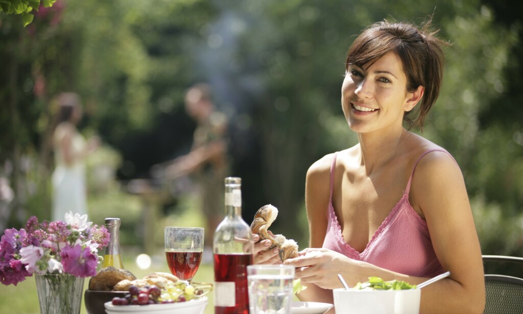 SOL OG VARME: En musserende vin gjør seg godt i sommervarmen, men en leskende rødvin kan også gjøre susen. Foto: Shutterstock / NTB Scanpix SOL OG VARME: En musserende vin gjør seg godt i sommervarmen, men en leskende rødvin kan også gjøre susen. Foto: Shutterstock / NTB Scanpix
