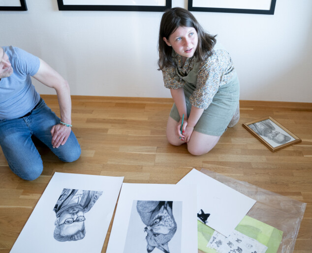 BIDRAR: Maud Angelica Behn signerer tegningen hun lagde av sin far Ari Behn. Foto: Fredrik Hagen / NTB scanpix BIDRAR: Maud Angelica Behn signerer tegningen hun lagde av sin far Ari Behn. Foto: Fredrik Hagen / NTB scanpix