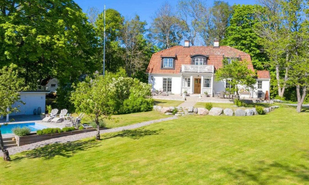 SOLGT: Camilla Läckberg solgte nylig sitt sommerhus i Spillersboda. Ifølge Expressen fikk forfatteren 25 millioner svenske kroner for eiendommen. Foto: Residence Christie’s SOLGT: Camilla Läckberg solgte nylig sitt sommerhus i Spillersboda. Ifølge Expressen fikk forfatteren 25 millioner svenske kroner for eiendommen. Foto: Residence Christie’s