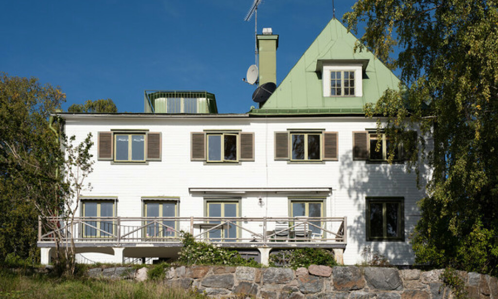 SOMMERHUS: Det var meglerne Michael Preber og Joachim Söderberg som var oppdragsansvarlig for salget av den klassiske villaen i Tyresö. Nå er huset solgt til den kjente krimforfatteren. Foto: Skeppsholmen Sothebys International Realty SOMMERHUS: Det var meglerne Michael Preber og Joachim Söderberg som var oppdragsansvarlig for salget av den klassiske villaen i Tyresö. Nå er huset solgt til den kjente krimforfatteren. Foto: Skeppsholmen Sothebys International Realty