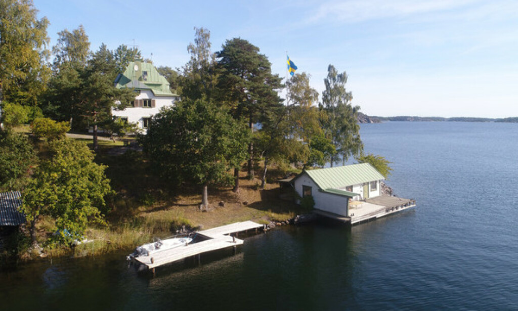 IDYLL: Eiendommen ligger like ved vannet i Tyresö kommune i Södermanlands län i Sverige. Foto: Skeppsholmen Sothebys International Realty IDYLL: Eiendommen ligger like ved vannet i Tyresö kommune i Södermanlands län i Sverige. Foto: Skeppsholmen Sothebys International Realty