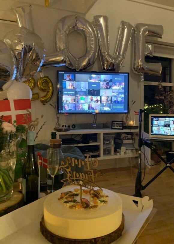 STEMNING: Gjennom Zoom kunne venner og familie følge med på bryllupsseremonien og ta del i festlighetene. FOTO: Privat STEMNING: Gjennom Zoom kunne venner og familie følge med på bryllupsseremonien og ta del i festlighetene. FOTO: Privat