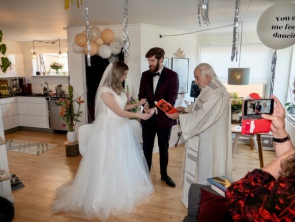 HJEMME I STUA: Bryllupsseremonien foregikk i parets hjem i Århus. Til stede var parets mødre og en katolsk prest. FOTO: Privat HJEMME I STUA: Bryllupsseremonien foregikk i parets hjem i Århus. Til stede var parets mødre og en katolsk prest. FOTO: Privat