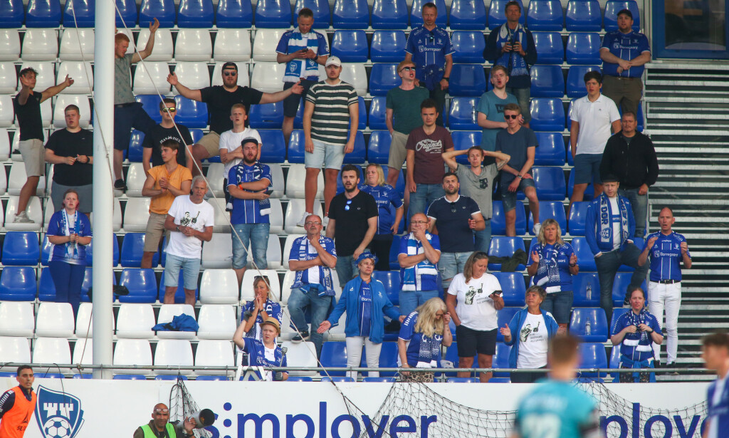 BRUDD: Også på Sarpsborg Stadion sto supporterne bak det ene målet for tett under seriepremieren mot Vålerenga tirsdag kveld. Foto: Christoffer Andersen / NTB scanpix BRUDD: Også på Sarpsborg Stadion sto supporterne bak det ene målet for tett under seriepremieren mot Vålerenga tirsdag kveld. Foto: Christoffer Andersen / NTB scanpix