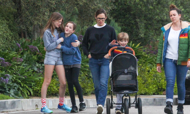 FORKLARER: Jennifer Garner har blitt fotografert på tur med katten sin flere ganger den siste tida. Foto: NTB Scanpix FORKLARER: Jennifer Garner har blitt fotografert på tur med katten sin flere ganger den siste tida. Foto: NTB Scanpix