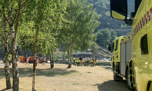 HJERTE- OG LUNGEREDNING: Det ble igangsatt hjerte-lungeredning på mannen etter at han var hentet opp. Foto: Hanne Stedje / Sogn Avis HJERTE- OG LUNGEREDNING: Det ble igangsatt hjerte-lungeredning på mannen etter at han var hentet opp. Foto: Hanne Stedje / Sogn Avis