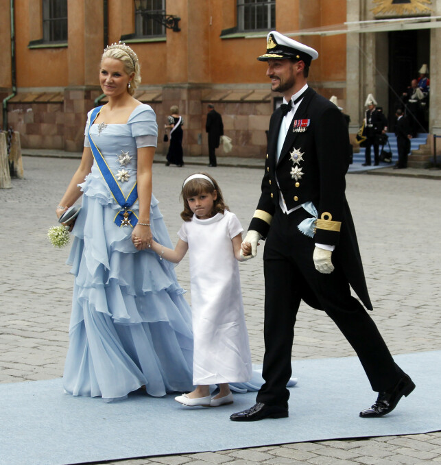 SPESIELT OPPDRAG: Prinsesse Ingrid Alexandra, som er Victorias fadderbarn, var brudepike da det svenske kronprinsesseparet giftet seg for ti år siden. Foto: Lise Åserud / NTB Scanpix SPESIELT OPPDRAG: Prinsesse Ingrid Alexandra, som er Victorias fadderbarn, var brudepike da det svenske kronprinsesseparet giftet seg for ti år siden. Foto: Lise Åserud / NTB Scanpix