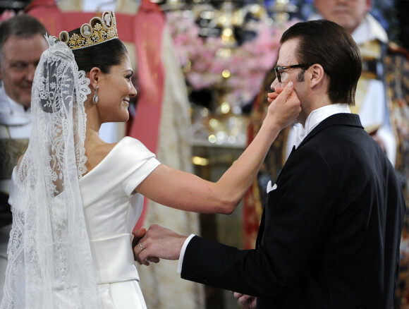 VAKKERT PAR: Kronprinsesse Victoria stryker sin mann prins Daniel på kinnet under bryllupet i Storkyrkan 19. juni 2010. FOTO: Pontus Lundahl / SCANPIX VAKKERT PAR: Kronprinsesse Victoria stryker sin mann prins Daniel på kinnet under bryllupet i Storkyrkan 19. juni 2010. FOTO: Pontus Lundahl / SCANPIX
