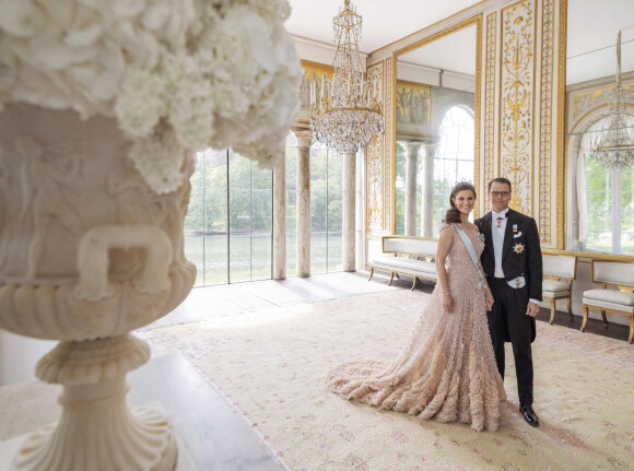 STERK KJÆRLIGHET: Kronprinsesseparet fotografert på Gustav III:s paviljong på Haga slott, i forbindelse med 10 års bryllupsdag. FOTO: Elisabeth Toll/Kungl. Hovstaterna STERK KJÆRLIGHET: Kronprinsesseparet fotografert på Gustav III:s paviljong på Haga slott, i forbindelse med 10 års bryllupsdag. FOTO: Elisabeth Toll/Kungl. Hovstaterna