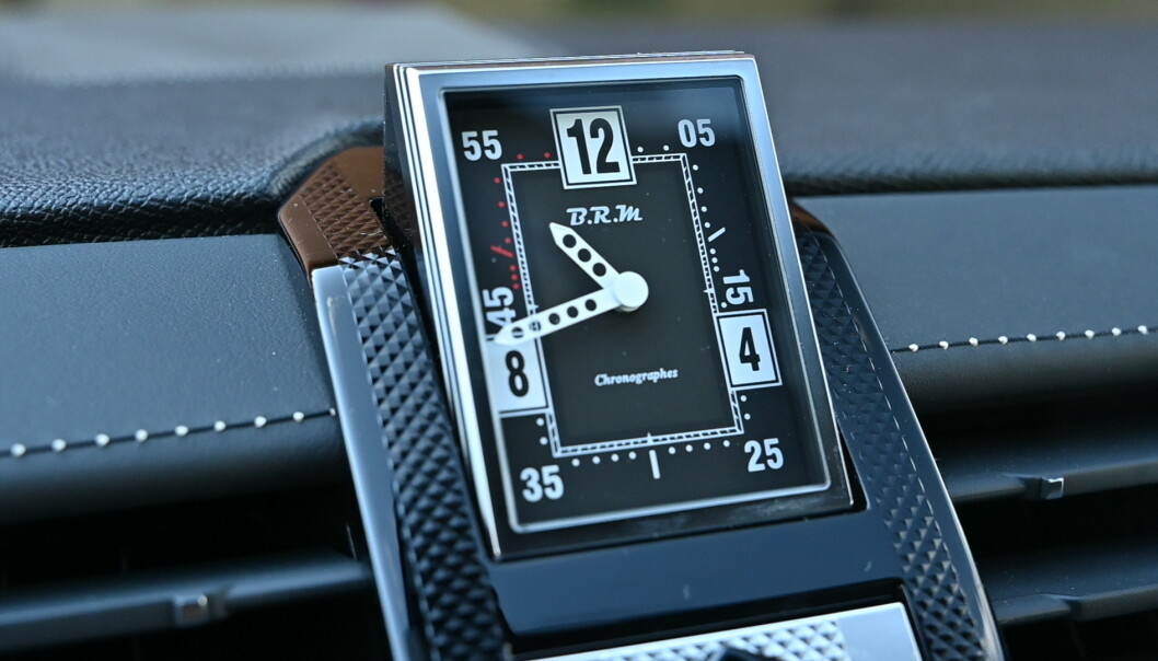 Spesialdesignet klokke fra BRM snur elegant rundt hver gang du starter og stopper bilen. Foto: Rune M. Nesheim Spesialdesignet klokke fra BRM snur elegant rundt hver gang du starter og stopper bilen. Foto: Rune M. Nesheim