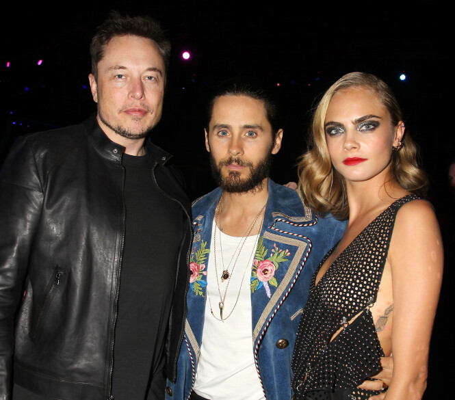 TREKANTDRAMA: Her er Elon Musk avbildet sammen med Jared Leto (midten) og Cara Delevingne i 2016. Nå hevder Johnny Depp at ekskona Amber Heard har hatt trekant med Musk og Delevingne. TREKANTDRAMA: Her er Elon Musk avbildet sammen med Jared Leto (midten) og Cara Delevingne i 2016. Nå hevder Johnny Depp at ekskona Amber Heard har hatt trekant med Musk og Delevingne.