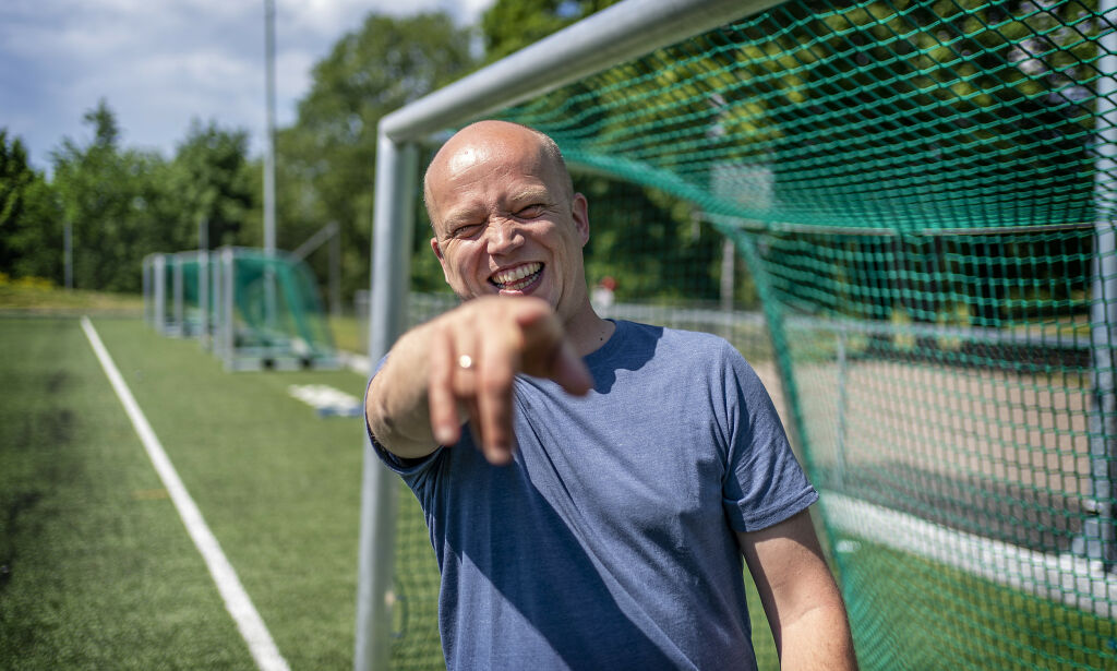 image: - Erna, la unga spille fotball