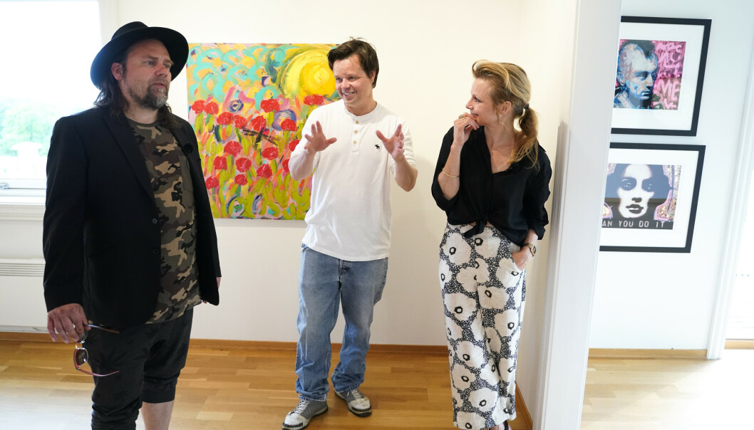 VENNER OG FAMILIE: Per Heimly, Espen Behn og Anja Bjørshol under presentasjon av utstilling med Ari Behns verker på Galleri Varden på Jeløya. Foto: Fredrik Hagen / NTB scanpix VENNER OG FAMILIE: Per Heimly, Espen Behn og Anja Bjørshol under presentasjon av utstilling med Ari Behns verker på Galleri Varden på Jeløya. Foto: Fredrik Hagen / NTB scanpix
