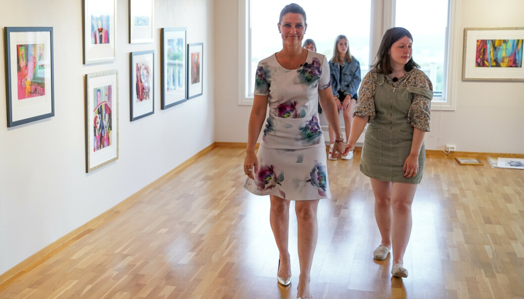 MOR OG DATTER: Prinsesse Märtha Louise og Maud Angelica Behn under presentasjon av utstilling med Ari Behns verker på Galleri Varden på Jeløya. Foto: Fredrik Hagen / NTB scanpix MOR OG DATTER: Prinsesse Märtha Louise og Maud Angelica Behn under presentasjon av utstilling med Ari Behns verker på Galleri Varden på Jeløya. Foto: Fredrik Hagen / NTB scanpix