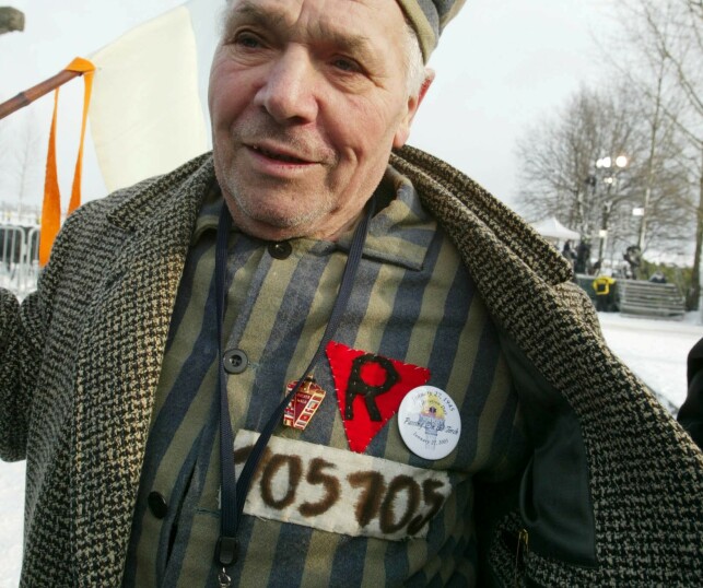2005: En tidligere fange deltok i en seremoni i en etterligning av en fangedrakt på 60-års dagen for frigjøringen av Auschwitz Birkenau konsentrasjonsleir i Polen. Her kan man se den røde trekanten på brystet. Foto: REX 2005: En tidligere fange deltok i en seremoni i en etterligning av en fangedrakt på 60-års dagen for frigjøringen av Auschwitz Birkenau konsentrasjonsleir i Polen. Her kan man se den røde trekanten på brystet. Foto: REX