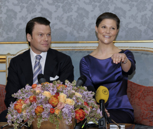 NYFORLOVET: Kronprinsesse Victoria viste stolt fram ringen fra sin ferske forlovede i 2009. Fredag 19. juni kunne de feire ti år som ektepar. Foto: NTB Scanpix NYFORLOVET: Kronprinsesse Victoria viste stolt fram ringen fra sin ferske forlovede i 2009. Fredag 19. juni kunne de feire ti år som ektepar. Foto: NTB Scanpix