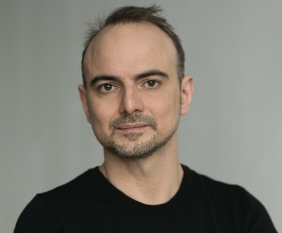 ADVARER: Karim Sayed, lege og lektor ved Universitetet i Sørøst-Norge, sier at det ikke nødvendigvis er slik at personalet ved skjønnhetssalonger har helsefaglig bakgrunn selv om de tilbyr filler-behandlinger. Foto: Anne Valeur ADVARER: Karim Sayed, lege og lektor ved Universitetet i Sørøst-Norge, sier at det ikke nødvendigvis er slik at personalet ved skjønnhetssalonger har helsefaglig bakgrunn selv om de tilbyr filler-behandlinger. Foto: Anne Valeur