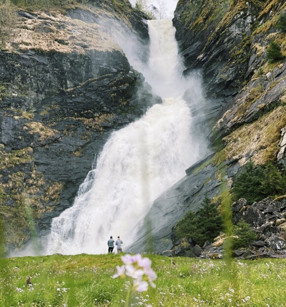 <strong>MAJESTETISK:</strong> Du vet aldri hva som venter bak neste sving. Her tok vi en pause for å se på Huldefossen utenfor Førde. <strong>MAJESTETISK:</strong> Du vet aldri hva som venter bak neste sving. Her tok vi en pause for å se på Huldefossen utenfor Førde.