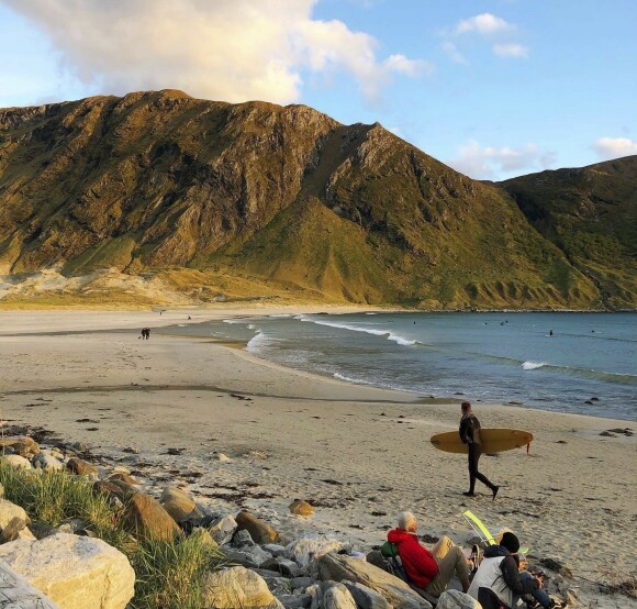 <strong>SURFING:</strong> Gå på surfekurs eller lei deg et brett på egen hånd i Hoddevik på Stad. FOTO: Lasse Engeland <strong>SURFING:</strong> Gå på surfekurs eller lei deg et brett på egen hånd i Hoddevik på Stad. FOTO: Lasse Engeland