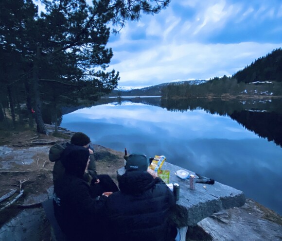 <strong>STILLE VANN:</strong> Stopp langs veien og nyt lyse sommerkvelder med noe godt i koppen. FOTO: Lasse Engeland <strong>STILLE VANN:</strong> Stopp langs veien og nyt lyse sommerkvelder med noe godt i koppen. FOTO: Lasse Engeland