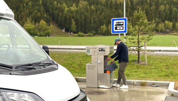 <strong>MØKKAJOBB:</strong> Det er lurt å tømme septiktanken litt for ofte enn litt for sjelden. FOTO: Lasse Engeland <strong>MØKKAJOBB:</strong> Det er lurt å tømme septiktanken litt for ofte enn litt for sjelden. FOTO: Lasse Engeland