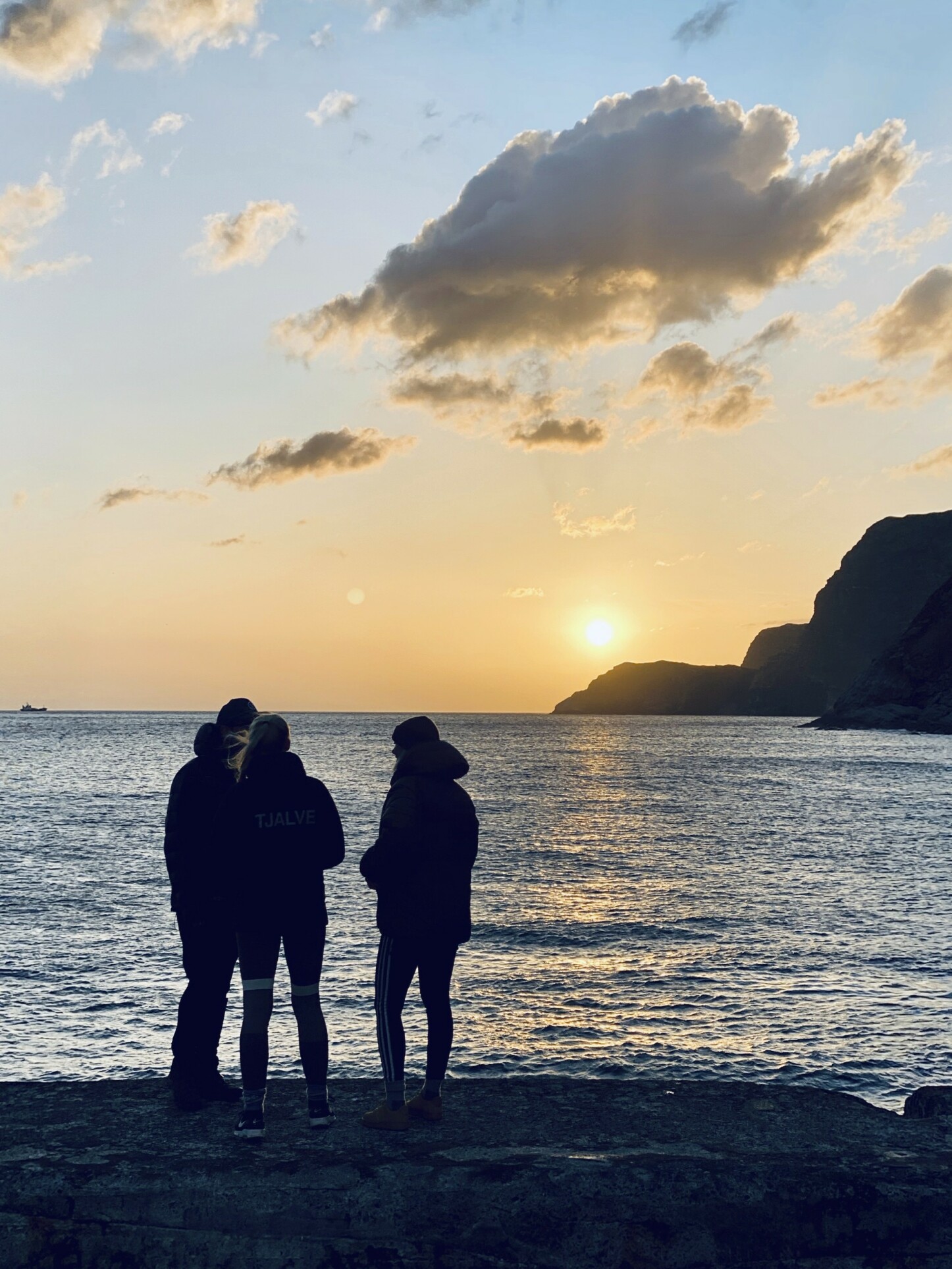 <strong>SOLNEDGANG:</strong> Hoddevik viste seg fra sin beste side før regnet høljet ned. FOTO: Lasse Engeland <strong>SOLNEDGANG:</strong> Hoddevik viste seg fra sin beste side før regnet høljet ned. FOTO: Lasse Engeland