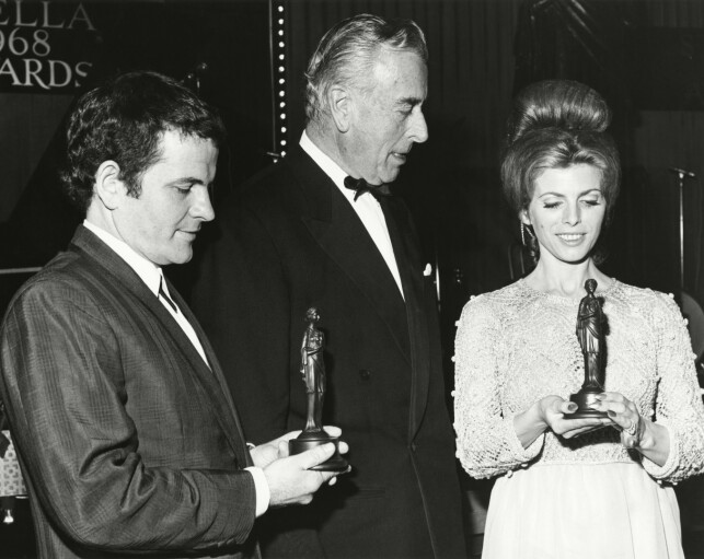 VANT PRIS: Her er Ian Holm avbildet i 1969 under The British Film Aademy Award sammen med Billie Whitelaw og Charlie Bubbles. VANT PRIS: Her er Ian Holm avbildet i 1969 under The British Film Aademy Award sammen med Billie Whitelaw og Charlie Bubbles.